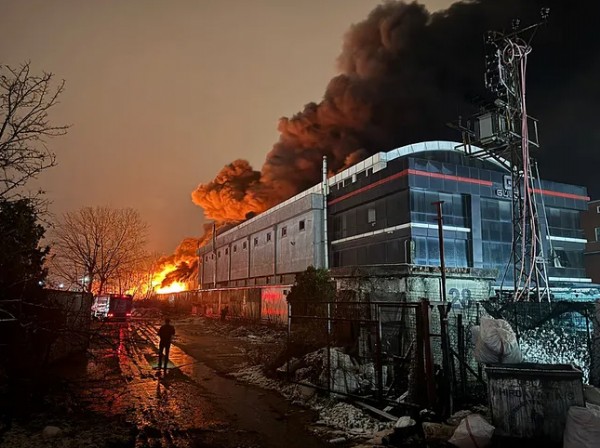 Esenyurt'ta fabrika yangını: Çok sayıda itfaiye ekibi müdahale ediyor!